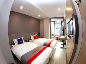 Postel nebo postele na pokoji v ubytování Jun Hotel Shanxi Linfen Hongdong County Dahuaishu Xungen Jizhuyuan
