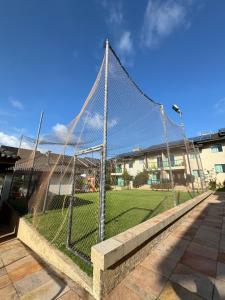 a batting cage with a field of grass at Casa em Condomínio - Salinópolis in Salinópolis