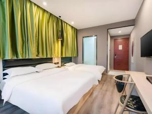 Una cama o camas en una habitación de GreenTree Alliance Hotel Changzhou Tibet National Middle School Chenduqiao