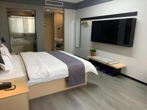 une chambre avec un grand lit et une télévision à écran plat dans l'établissement Thank Inn Ningxia Yinchuan Helan County Ningxia Jiaotong School, à Fengdeng 42 autres photos