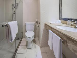 een badkamer met een toilet en een wastafel met handdoeken bij GreenTree Alliance Hotel Chengdu Wenjiang University Town in Chengdu +134 foto's