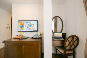 Habitación con escritorio, ordenador portátil y espejo. en Marigold Hotel Hanoi, en Hanói 75 fotos más