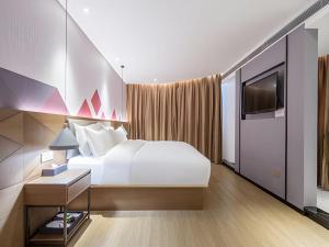 Giường trong phòng chung tại Borrman Hotel Wuzhou Teng County +204 ảnh