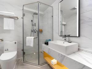 ein Badezimmer mit Toilette, Waschbecken und Dusche in der Unterkunft Borrman Hotel Guangzhou Shisanhang Ximenkou Metro Station in Guangzhou + 147 Fotos