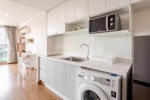 Η κουζίνα ή μικρή κουζίνα στο The Nimmana Condo 810 - Super Deluxe 1BR Mountain View Penthouse