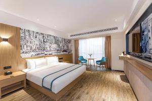 une chambre d'hôtel avec un lit et une table dans l'établissement City Comfort Inn Yancheng Xihuan Road Wanda Plaza, à Yancheng 145 autres photos