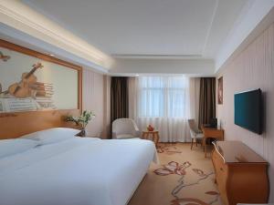 TV a/nebo společenská místnost v ubytování Vienna Hotel Hubei Jinzhou Jianli Jiangcheng