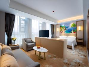 une chambre d'hôtel avec une chambre et un lit dans l'établissement Vienna Hotel Wuhan Guobo Jiangang Metro Station, à Wuhan