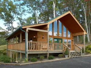 une grande maison en bois avec une grande terrasse dans l'établissement A Slice of Heaven Holiday home, à Sevierville