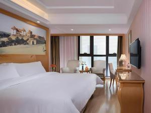 Un pat sau paturi într-o cameră la Vienna Hotel Chongqing West Station Southwesten Hospital +97 fotografii