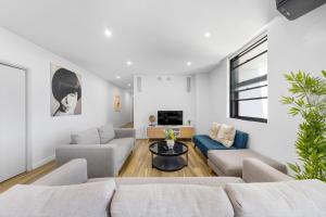 Μια τηλεόραση ή/και κέντρο ψυχαγωγίας στο Prime 3BR Apt with Parking & ICC & DarlingHarbour-10 mins walk