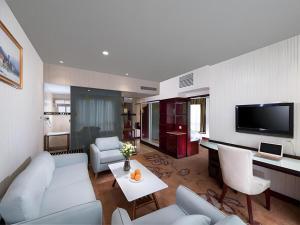 TV a/nebo společenská místnost v ubytování Vienna Hotel Guizhou Zunyi Medical School