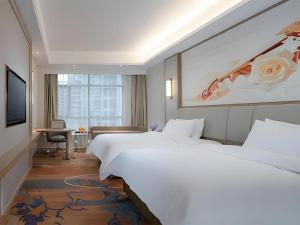 XinfengにあるVienna Hotel Xinfeng West High-Speed Railway Stationの大きなベッドとテレビがあるホテルの部屋 +164枚の写真