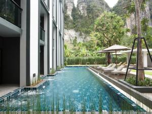 una piscina en medio de un edificio en B2 Krabi Ao Nang Premier Resort, en Ao Nang 
