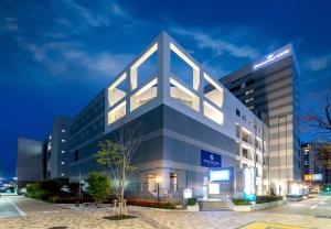 a tall building with a geometric design on the front at Hotel Mariners Court Tokyo in Tokyo