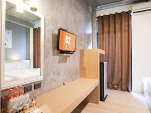 Телевизор и/или развлекательный центр в B2 Chiang Rai Phahonyothin Boutique & Budget Hotel