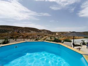 basen z widokiem na góry w obiekcie Cave Holidays Andalucia w mieście Los Carriones