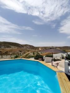 basen z widokiem na pustynię w obiekcie Cave Holidays Andalucia w mieście Los Carriones