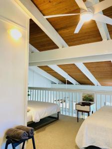 プリンスビルにあるPrinceville Townhouse Apt - Views, Pool, Near Hanalei!のベッド2台と天井ファン付きの寝室 +13枚の写真