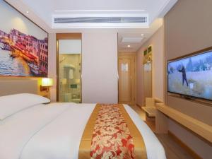 a bedroom with a large bed and a flat screen tv at SHANGJINGHAO HOTEL （SAKATA SNOW ELEPHANT SUBWAY STATION SHOP） in Lung Wa +220 photos