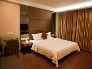 a bedroom with a bed and a desk with a phone at Shenzhen Nan Fei Yuan Hotel in Shenzhen +29 photos
