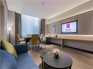 Televisyen dan/atau pusat hiburan di Echarm Hotel Xi'an Dayan Tower Datang Lively District