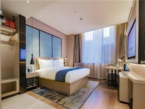 Katil atau katil-katil dalam bilik di Echarm Hotel Xi'an Dayan Tower Datang Lively District +37 gambar