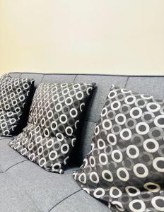 3 oreillers installés sur un canapé dans l'établissement Charming Iloilo City Condo for Rent - Entire House, à Iloilo 11 autres photos