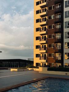 un grand immeuble avec une piscine en face de celui-ci dans l'établissement Charming Iloilo City Condo for Rent - Entire House, à Iloilo