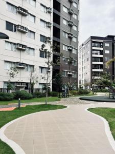 une passerelle dans un parc en face d'un bâtiment dans l'établissement Charming Iloilo City Condo for Rent - Entire House, à Iloilo