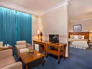 Μια τηλεόραση ή/και κέντρο ψυχαγωγίας στο Nalendra Hotel