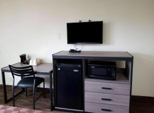 a desk with a microwave and a desk with a computer at Americas Best Value Inn Alexandria in Alexandria +23 photos