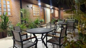 ニテロイにあるCaminho de Itacoatiaraの植物のいる部屋のテーブルと椅子