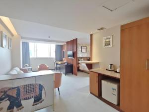 Η κουζίνα ή μικρή κουζίνα στο Wings Hotel