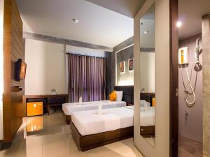 a hotel room with two beds and a shower at B2 Thippanate Boutique & Budget Hotel in Chiang Mai