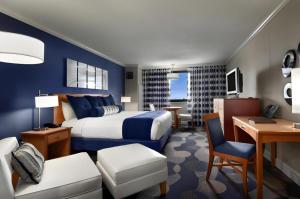 une chambre d'hôtel avec une chambre avec un lit et un bureau dans l'établissement IP Casino Resort & Spa, à Biloxi