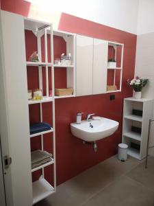 Koupelna v ubytování AKOJA Appartamento di pregio FRONTE MARE