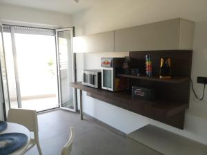 Kuchyň nebo kuchyňský kout v ubytování AKOJA Appartamento di pregio FRONTE MARE + 7 fotografií