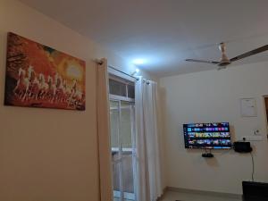 Et tv og/eller underholdning på Vara CF2 Service Apartment near Varca Beach Goa