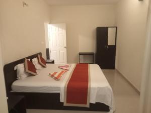 En eller flere senge i et værelse på Vara CF2 Service Apartment near Varca Beach Goa + 14 billeder