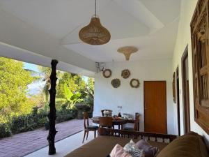 a living room with a couch and a table at Kubu Shanti Sanda in Munduk