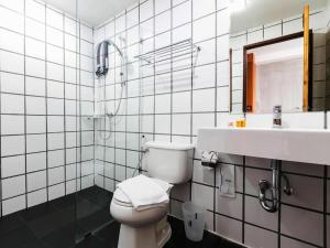 ein weißes Badezimmer mit Toilette und Waschbecken in der Unterkunft B2 Khon Kaen Boutique & Budget Hotel in Khon Kaen + 126 Fotos