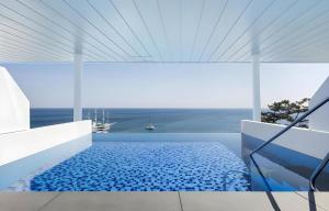 a swimming pool in a house with a view of the ocean at Sun Cruise Resort and Yacht in Kosŏng-dong