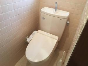 bagno con servizi igienici e telecomando di Everyone's house Nikko みんなの家日光 a Nikko Altre 14 foto