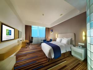 Un pat sau paturi într-o cameră la Holiday Inn Express Nantong Downtown By IHG