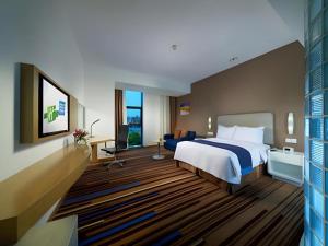Un pat sau paturi într-o cameră la Holiday Inn Express Nantong Downtown By IHG