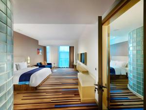 Un pat sau paturi într-o cameră la Holiday Inn Express Nantong Downtown By IHG