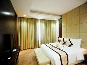 Кровать или кровати в номере Mekong My Tho Hotel