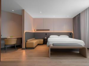 Postel nebo postele na pokoji v ubytování Jinjiang Inn Quanzhou West Street Kaiyuan Temple + 241 fotografií