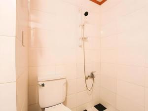 GuryeにあるGoodstay Jirisan Little Prince Pensionのトイレとシャワー付きの白いバスルーム +111枚の写真